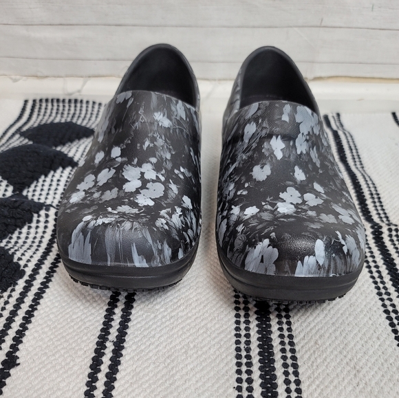 Crocs Neria Pro Light Casual Clogs Blue  Floral Print, sz 8 - Picture 4 of 12